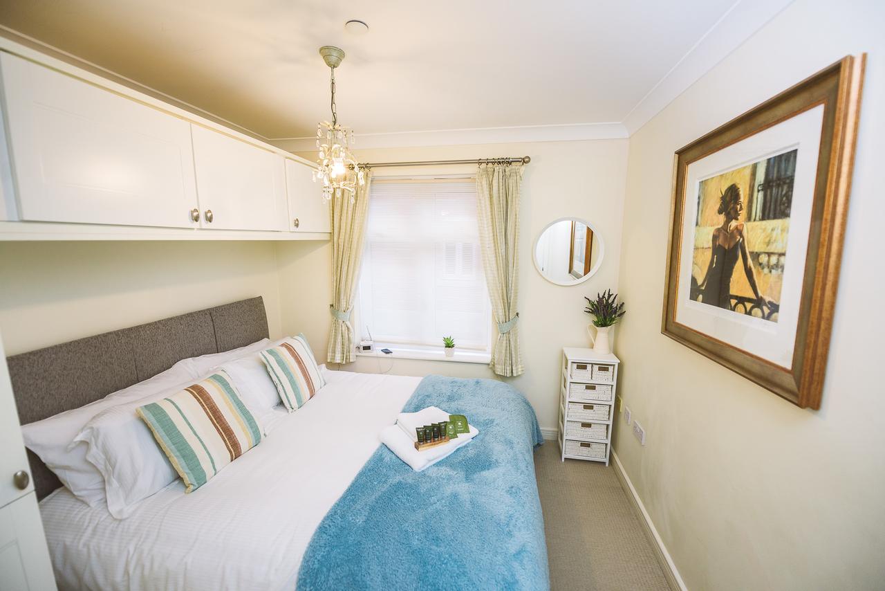 Charming Two Bedroom Apartment With Free Private Parking Leatherhead Εξωτερικό φωτογραφία
