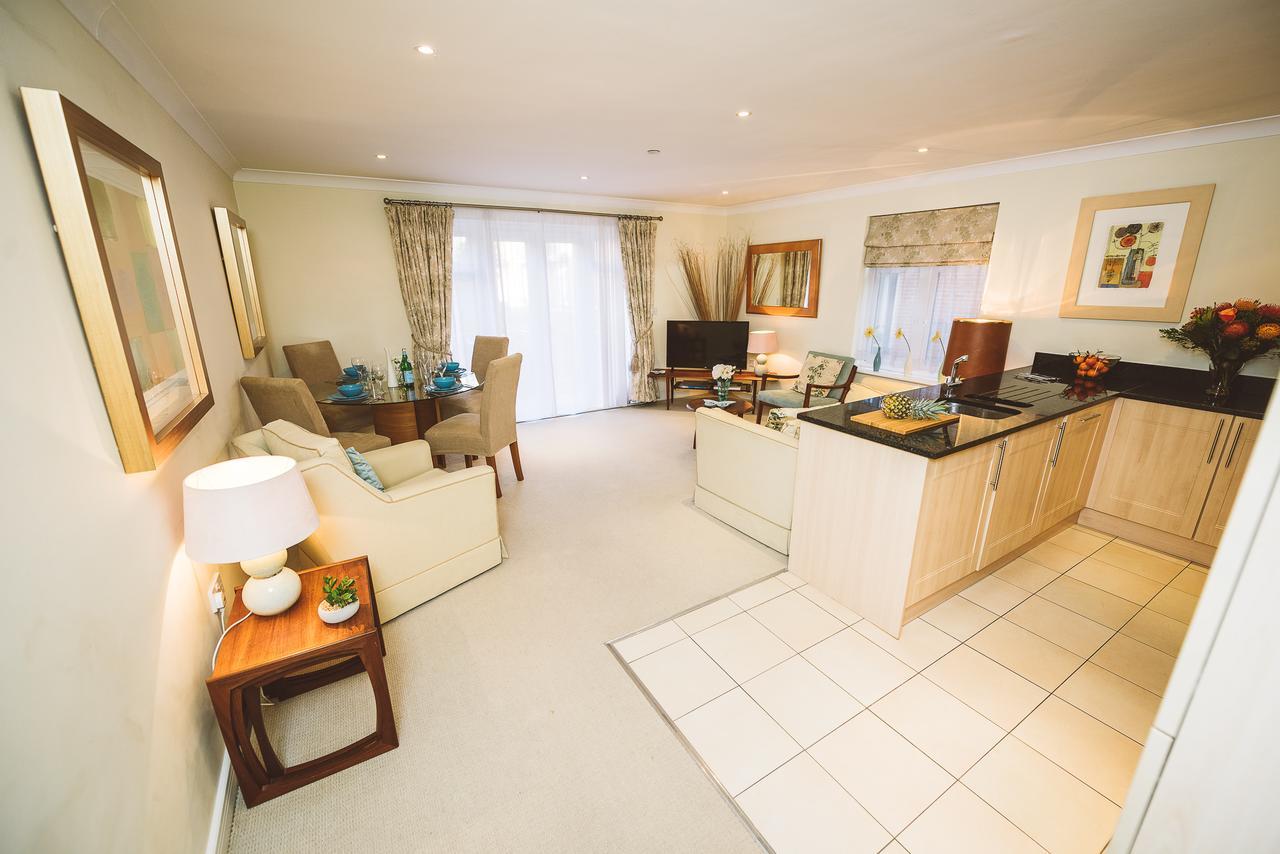 Charming Two Bedroom Apartment With Free Private Parking Leatherhead Εξωτερικό φωτογραφία