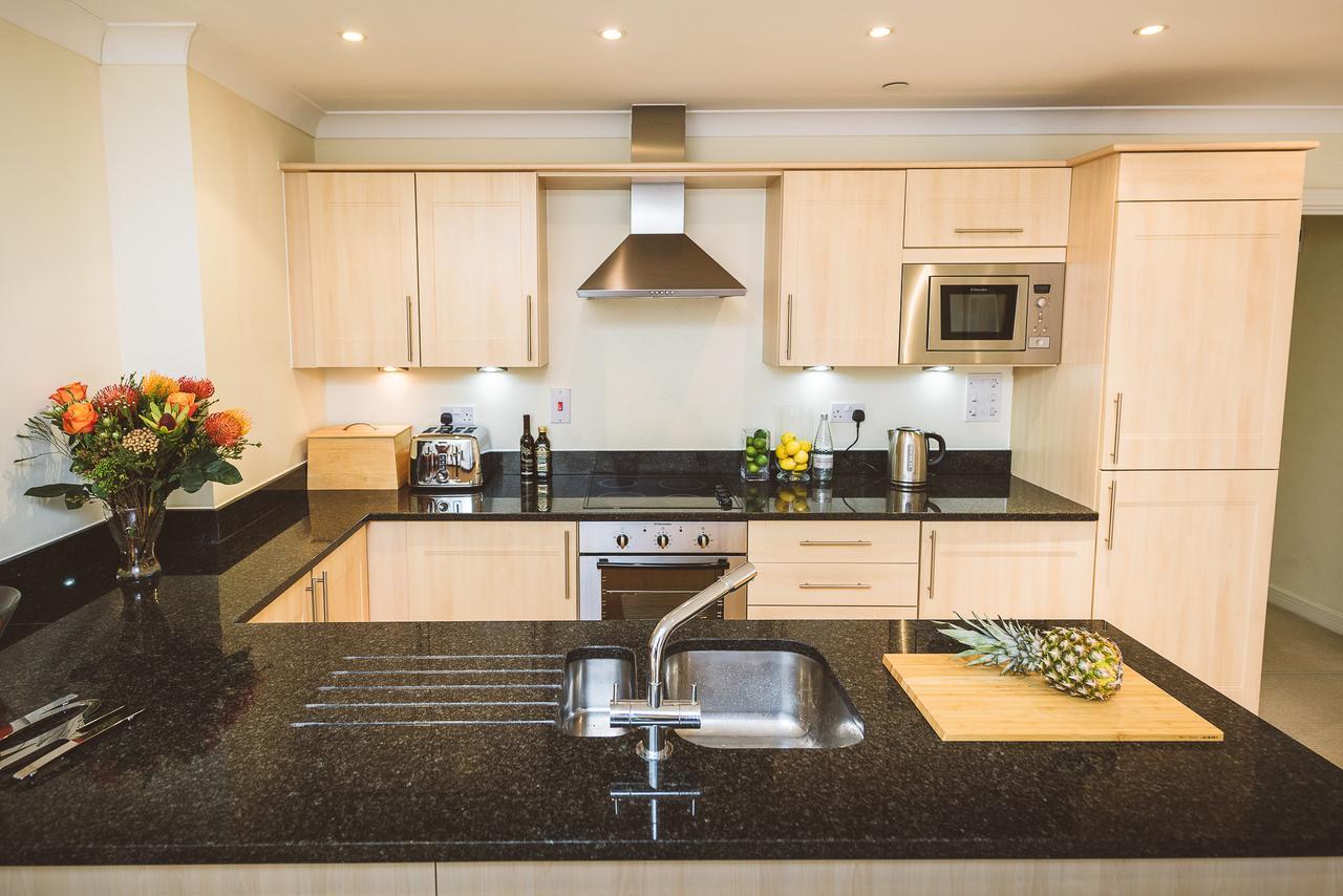Charming Two Bedroom Apartment With Free Private Parking Leatherhead Εξωτερικό φωτογραφία