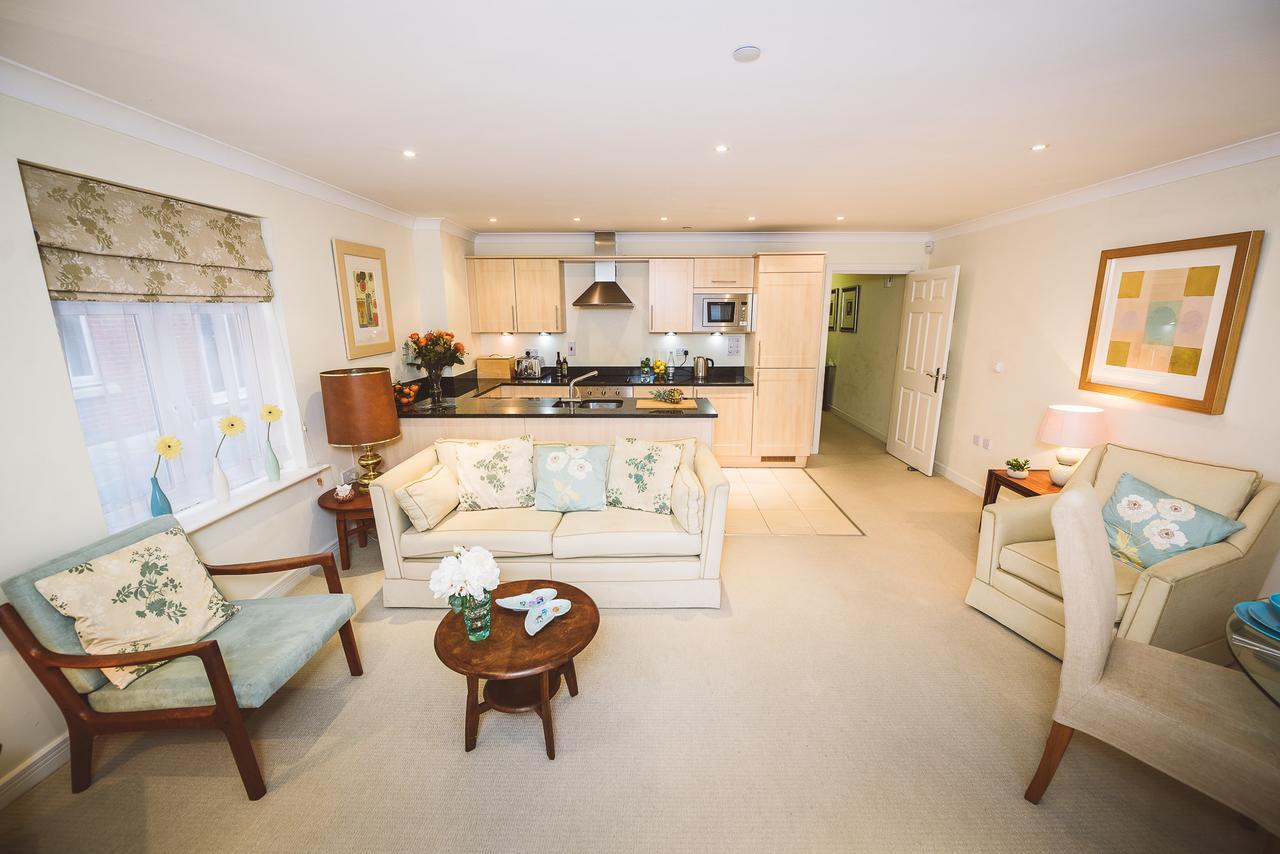 Charming Two Bedroom Apartment With Free Private Parking Leatherhead Εξωτερικό φωτογραφία