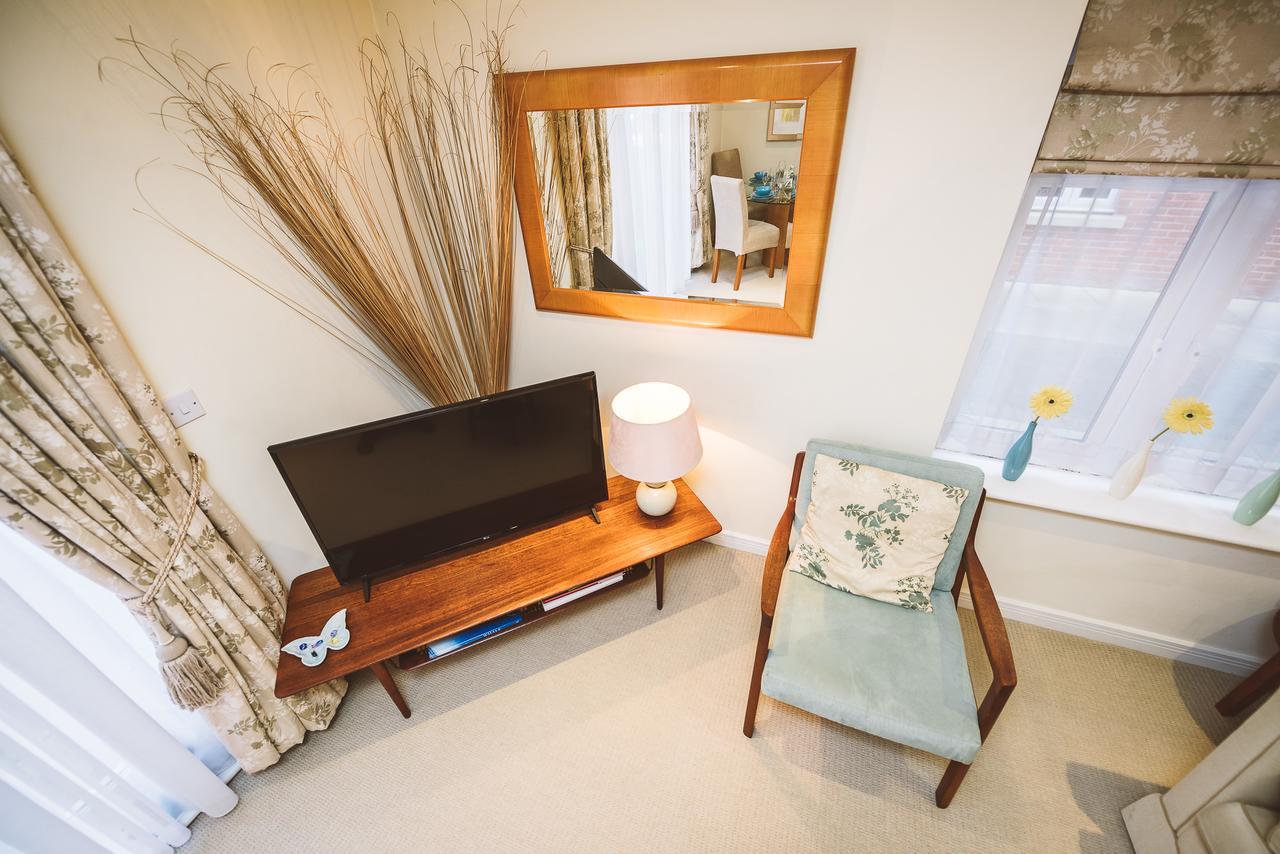 Charming Two Bedroom Apartment With Free Private Parking Leatherhead Εξωτερικό φωτογραφία