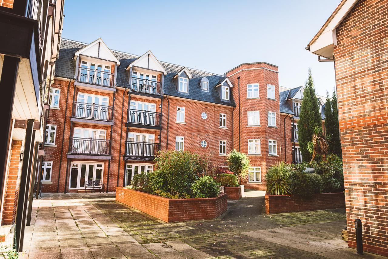 Charming Two Bedroom Apartment With Free Private Parking Leatherhead Εξωτερικό φωτογραφία