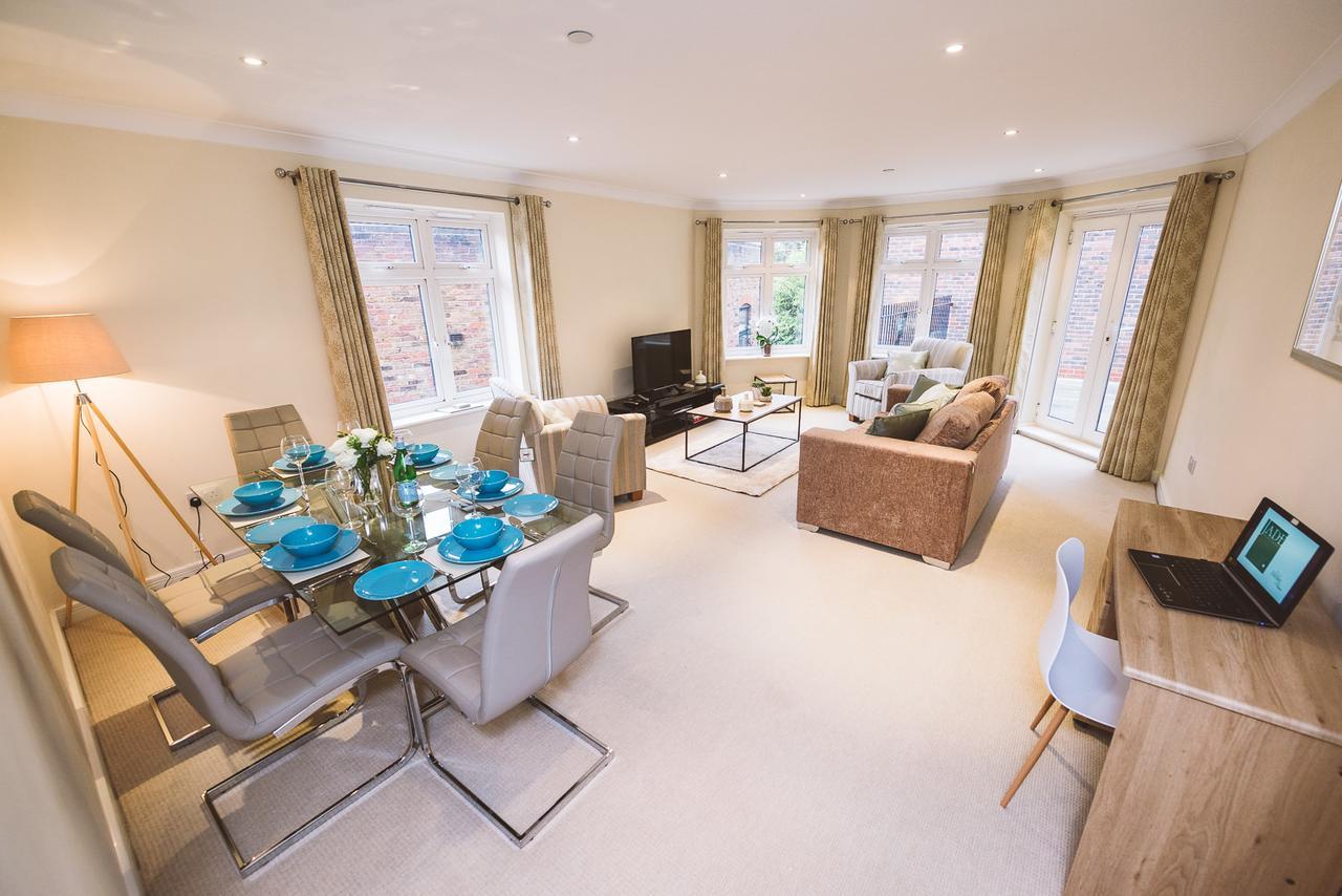 Charming Two Bedroom Apartment With Free Private Parking Leatherhead Εξωτερικό φωτογραφία