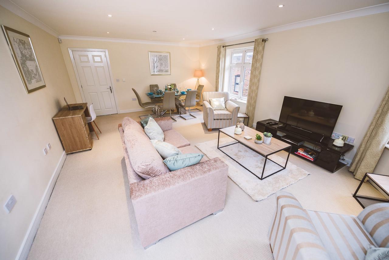 Charming Two Bedroom Apartment With Free Private Parking Leatherhead Εξωτερικό φωτογραφία