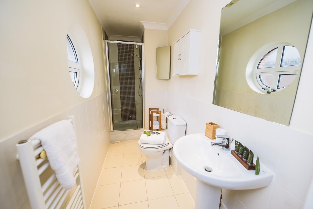 Charming Two Bedroom Apartment With Free Private Parking Leatherhead Εξωτερικό φωτογραφία