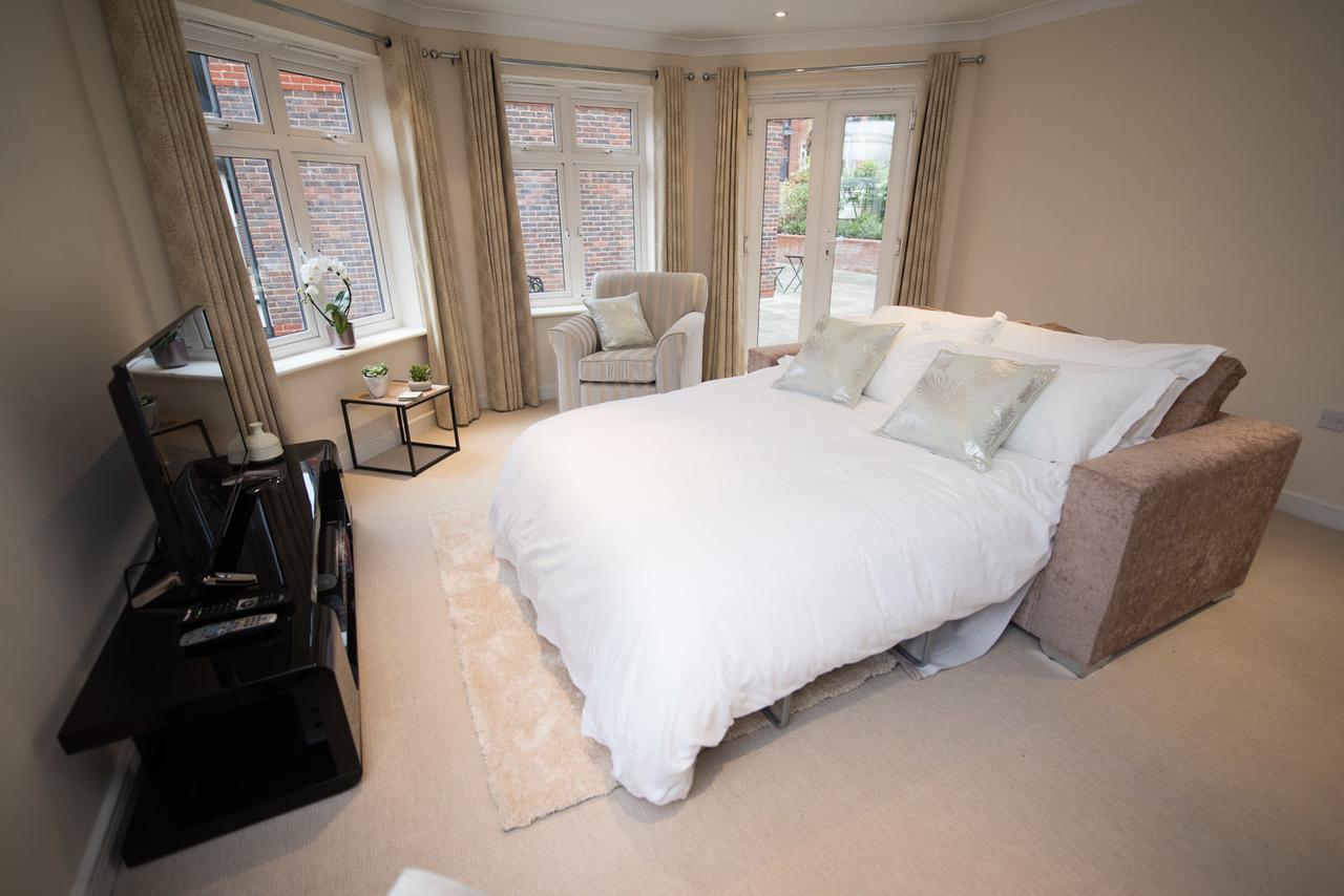 Charming Two Bedroom Apartment With Free Private Parking Leatherhead Εξωτερικό φωτογραφία
