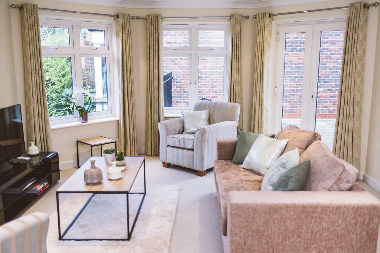 Charming Two Bedroom Apartment With Free Private Parking Leatherhead Εξωτερικό φωτογραφία