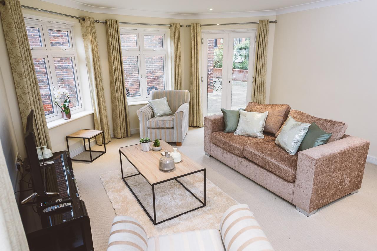 Charming Two Bedroom Apartment With Free Private Parking Leatherhead Εξωτερικό φωτογραφία
