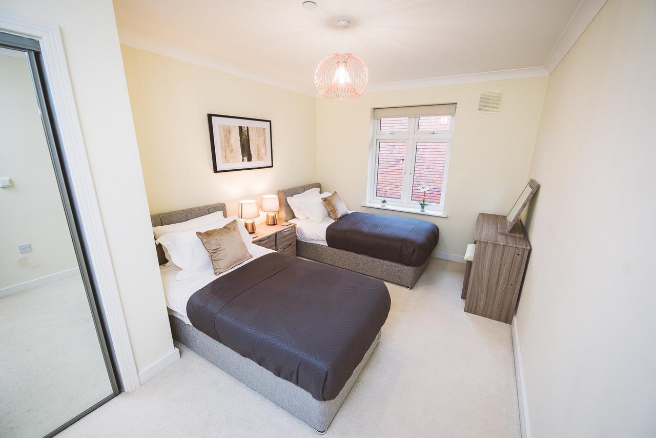 Charming Two Bedroom Apartment With Free Private Parking Leatherhead Εξωτερικό φωτογραφία
