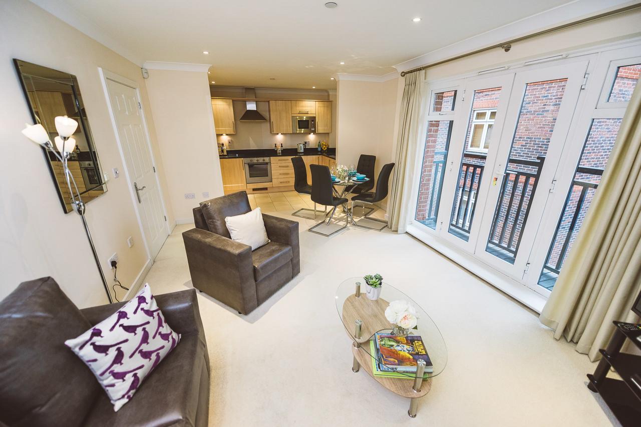 Charming Two Bedroom Apartment With Free Private Parking Leatherhead Εξωτερικό φωτογραφία