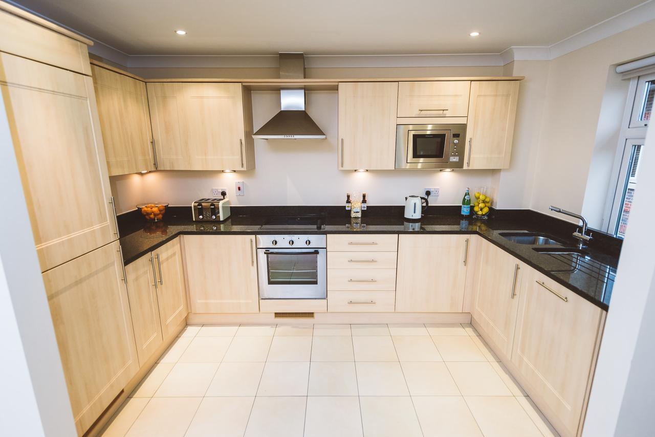 Charming Two Bedroom Apartment With Free Private Parking Leatherhead Εξωτερικό φωτογραφία