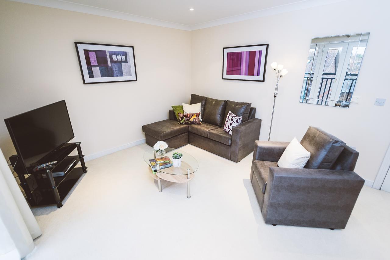 Charming Two Bedroom Apartment With Free Private Parking Leatherhead Εξωτερικό φωτογραφία