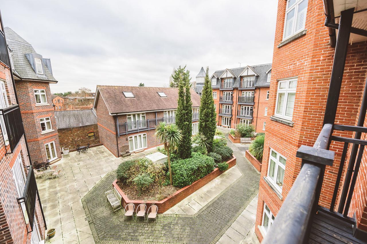 Charming Two Bedroom Apartment With Free Private Parking Leatherhead Εξωτερικό φωτογραφία