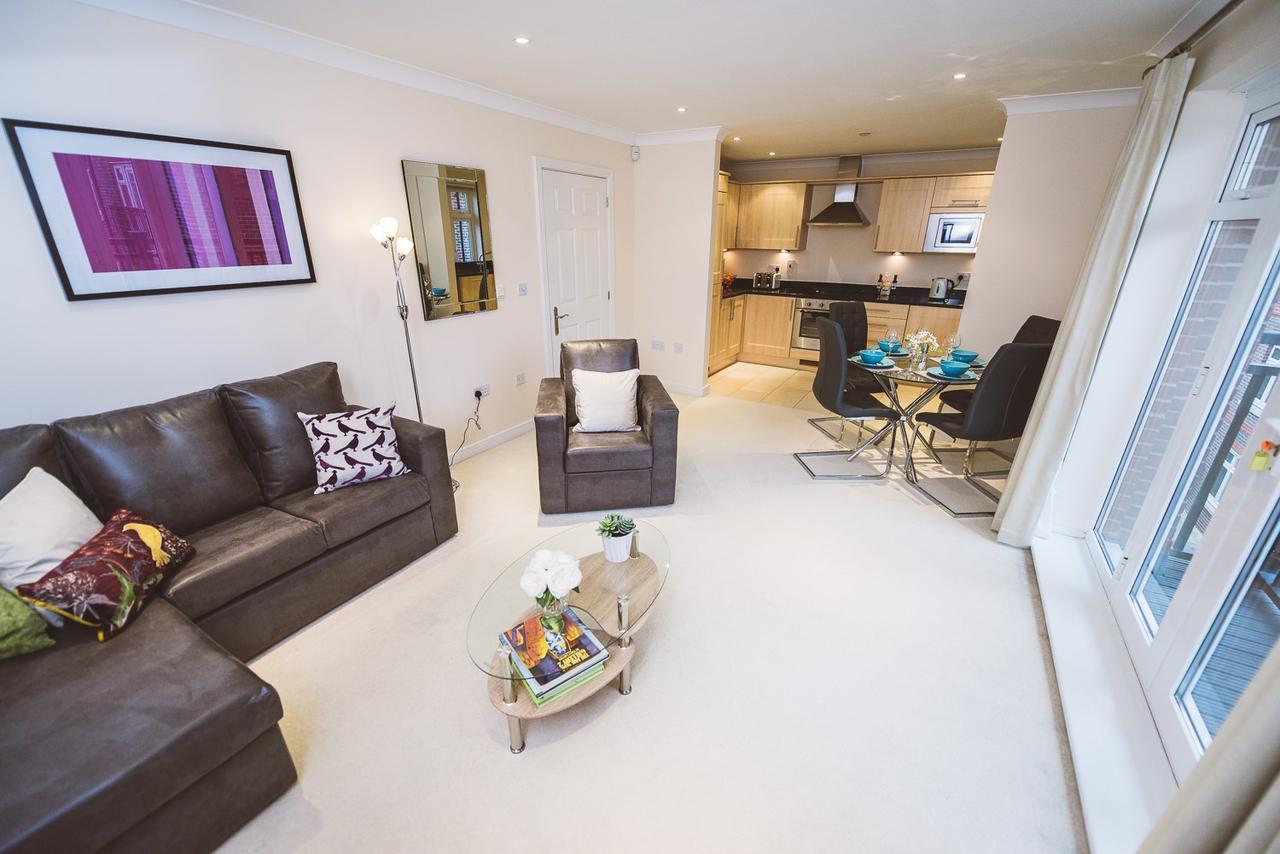 Charming Two Bedroom Apartment With Free Private Parking Leatherhead Εξωτερικό φωτογραφία