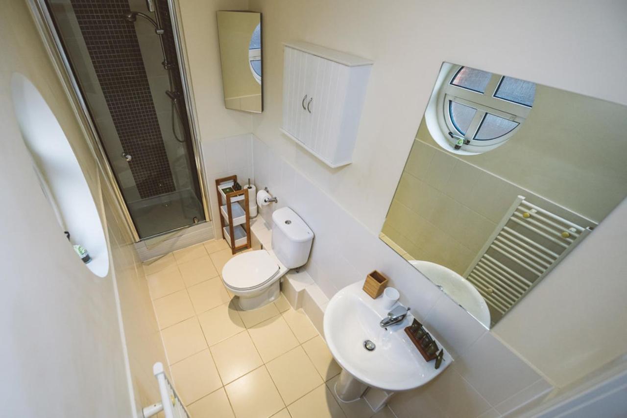 Charming Two Bedroom Apartment With Free Private Parking Leatherhead Εξωτερικό φωτογραφία