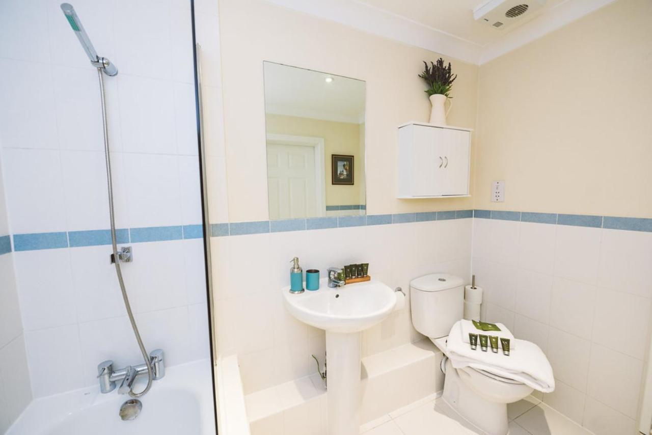 Charming Two Bedroom Apartment With Free Private Parking Leatherhead Εξωτερικό φωτογραφία